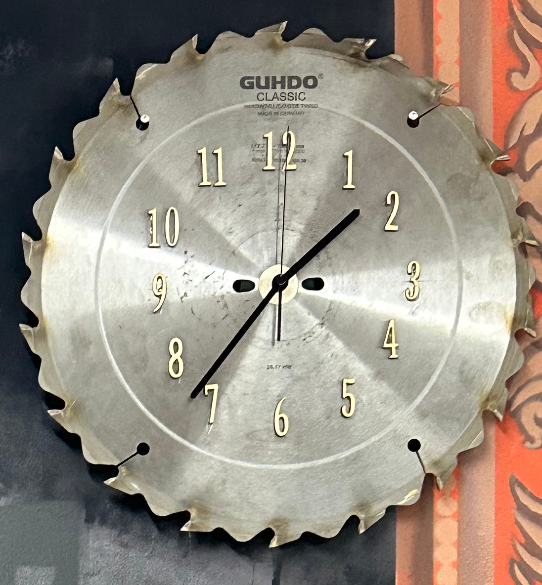 Uhr aus Sägeblatt